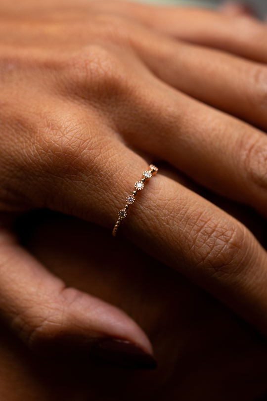 Anel em ouro rosa com 5 diamantes