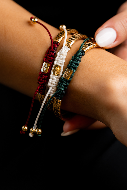 Pulseira em prata amarela com algodão verde escuro