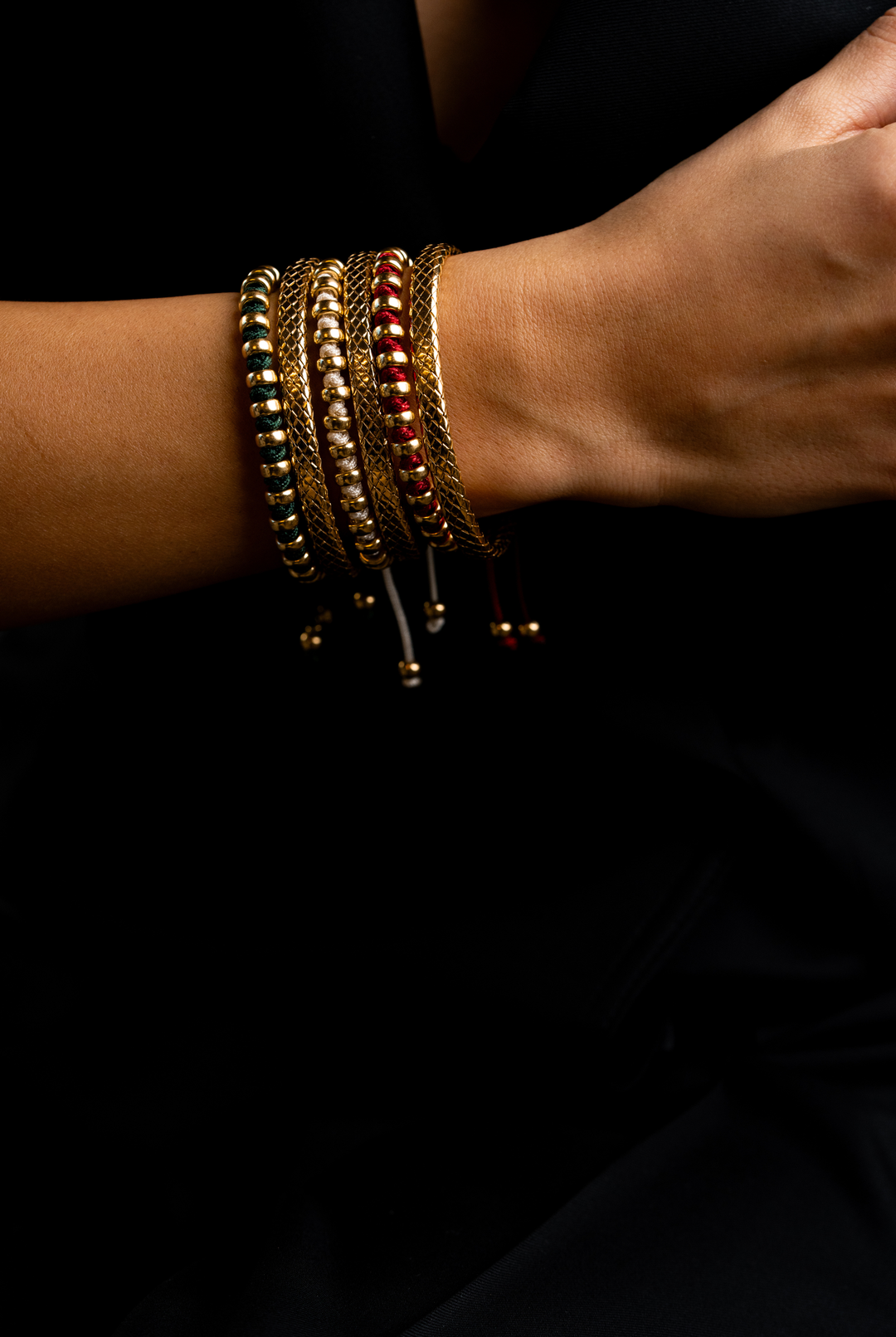 Pulseira com bolinhas prateadas e algodão bordeaux 