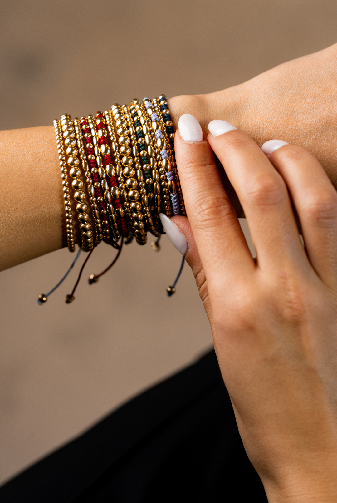 Pulseira às bolinhas em ouro amarelo com algodão bordeaux