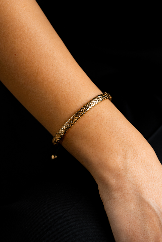 Pulseira em prata amarela com algodão verde escuro