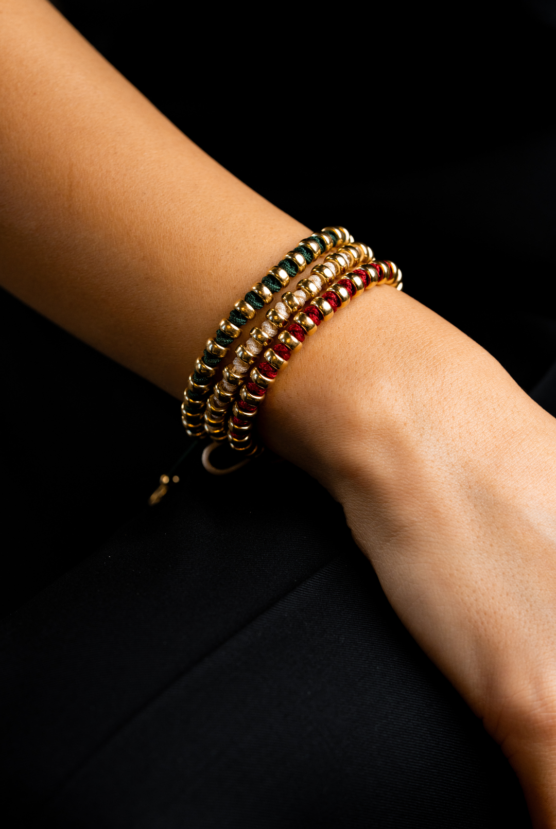 Pulseira de bolinhas prateadas com algodão verde escuro 