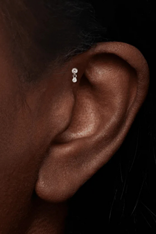 Piercing com pendente e diamantes