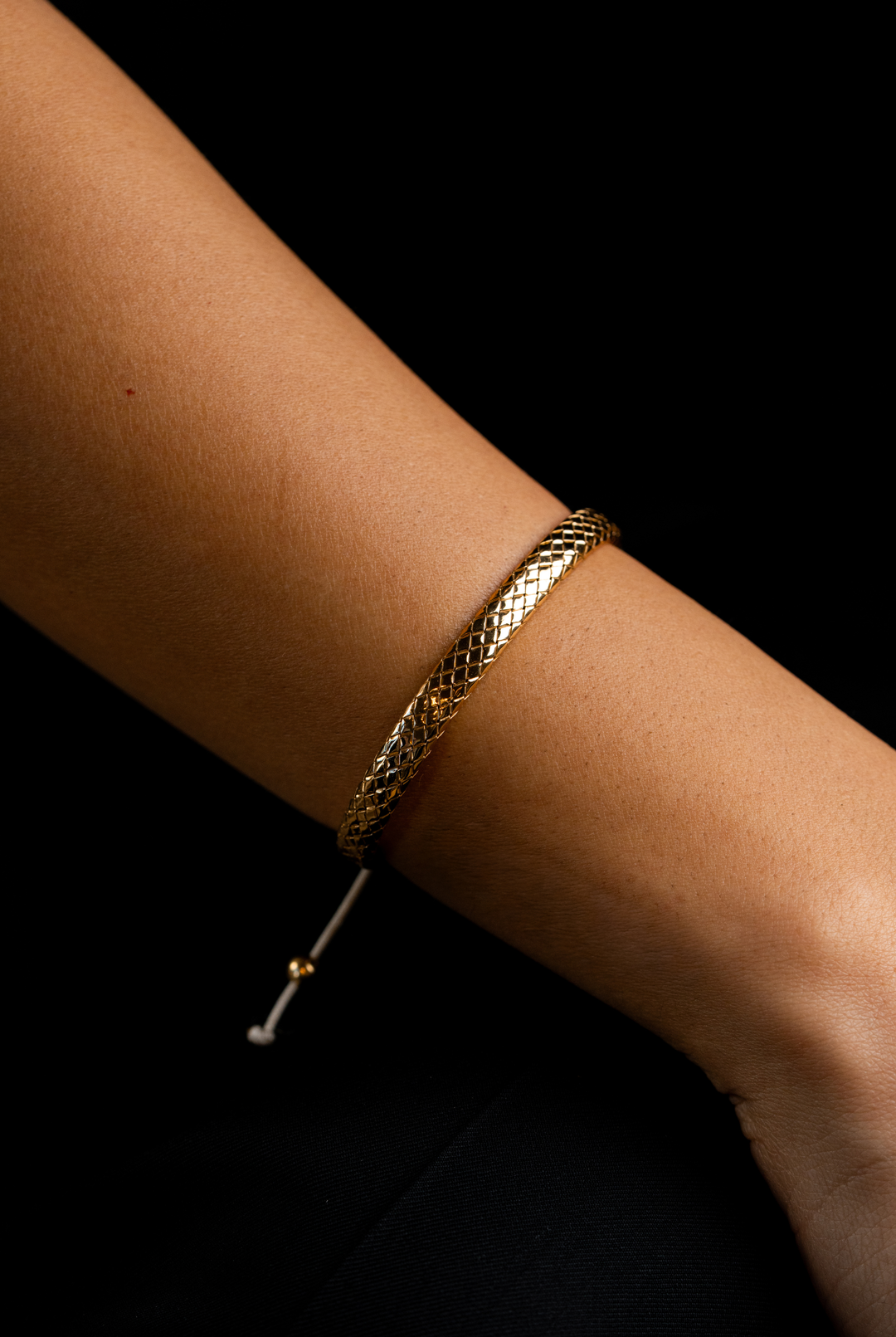 Pulseira em prata amarela com algodão branco