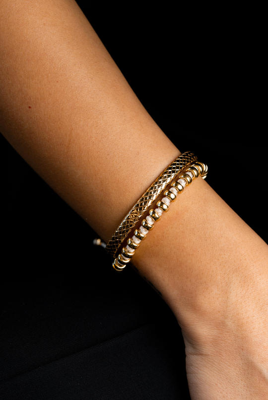 Pulseira com bolinhas prateadas e algodão creme. 