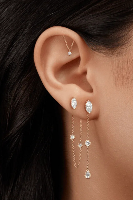 Piercing em V com diamante