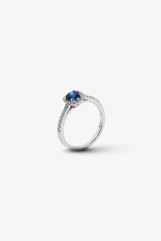 Anel de noivado em ouro branco com diamantes e safira