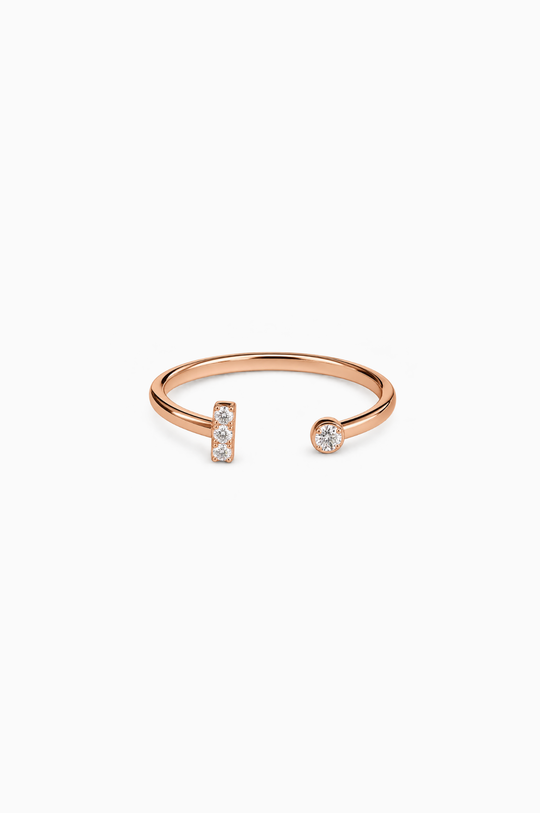 Anel letra I em ouro rosa com diamantes