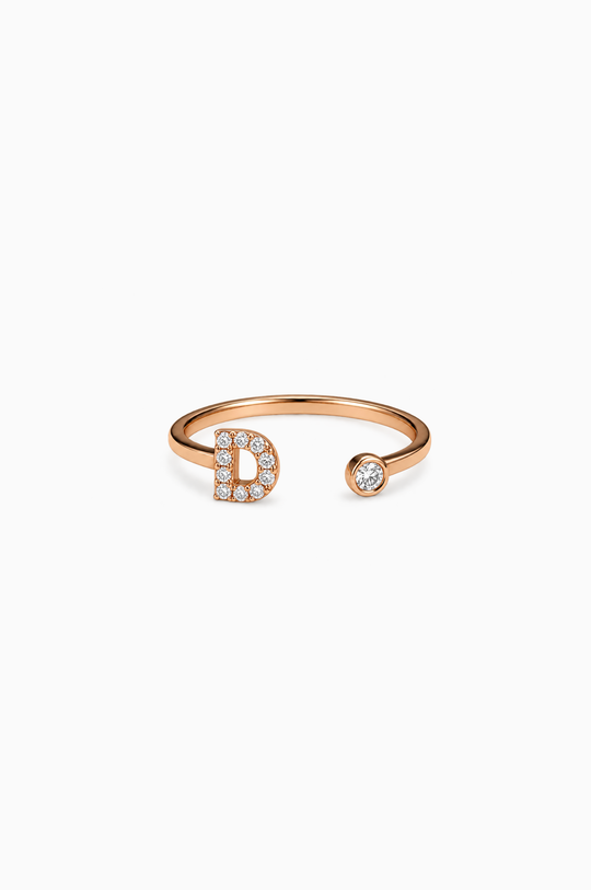 Anel letra D em ouro rosa com diamantes