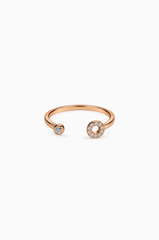 Anel letra O em ouro rosa com diamantes