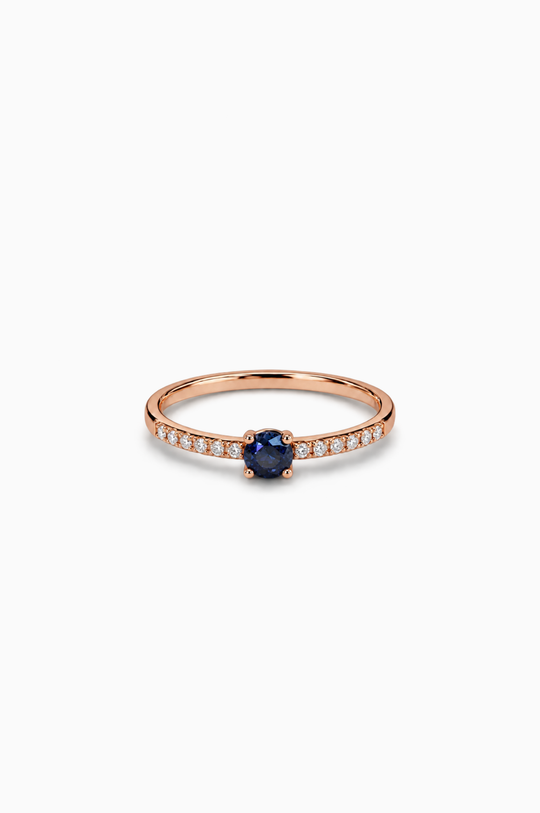 Anel em ouro rosa com diamantes e safira azul