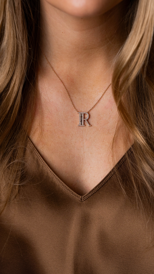 Colar letra em ouro e diamantes