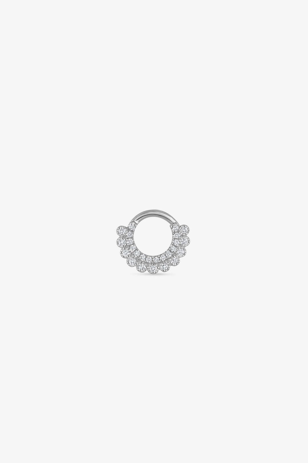 Piercing em argola com diamantes