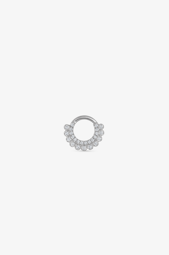 Piercing em argola com diamantes