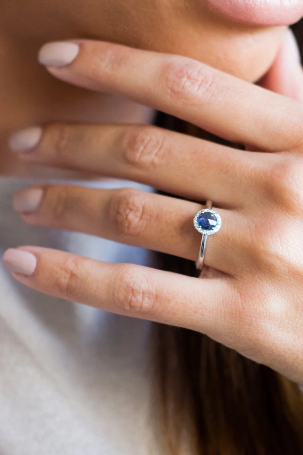 Anel de noivado em ouro branco com diamantes e safira