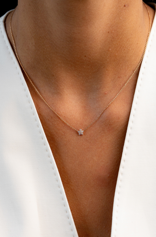 Colar flor em ouro rosa com diamantes