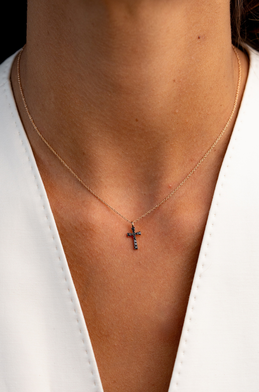 Colar com cruz em ouro rosa com Diamantes Negros