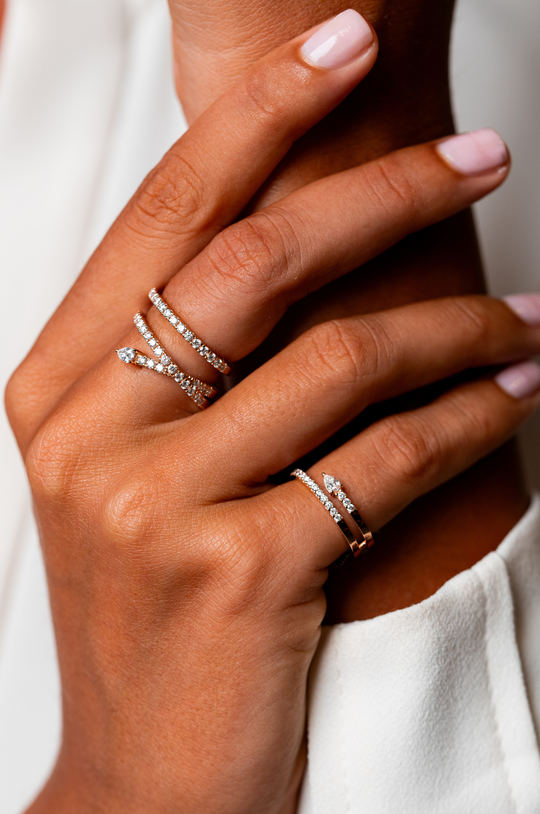 Anel Sattelite em ouro rosa com diamantes