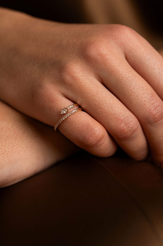 Anel Sattelite em ouro rosa com diamantes