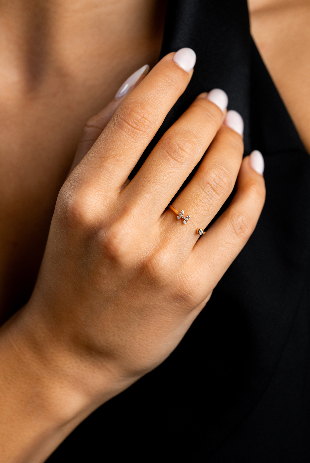 Anel letra em ouro e diamantes