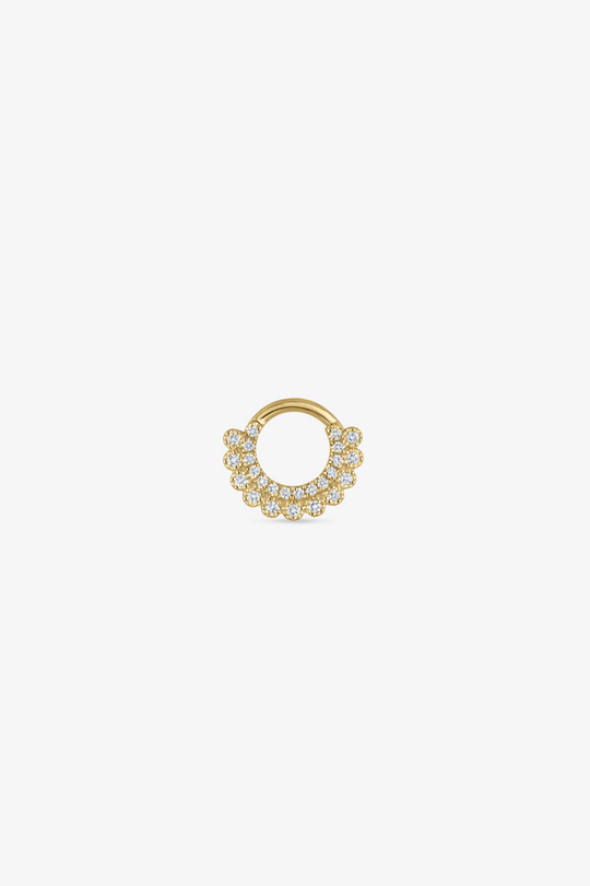 Piercing em argola com diamantes