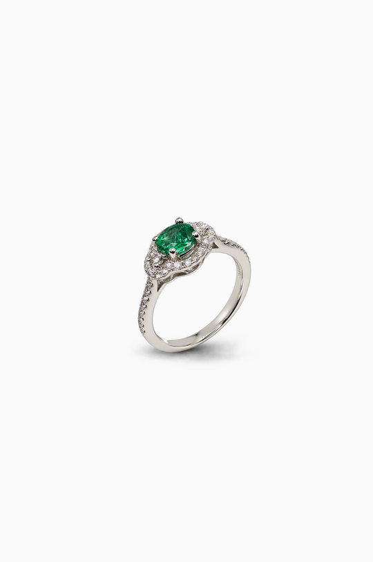 Anel de noivado em ouro branco com diamantes e esmeralda