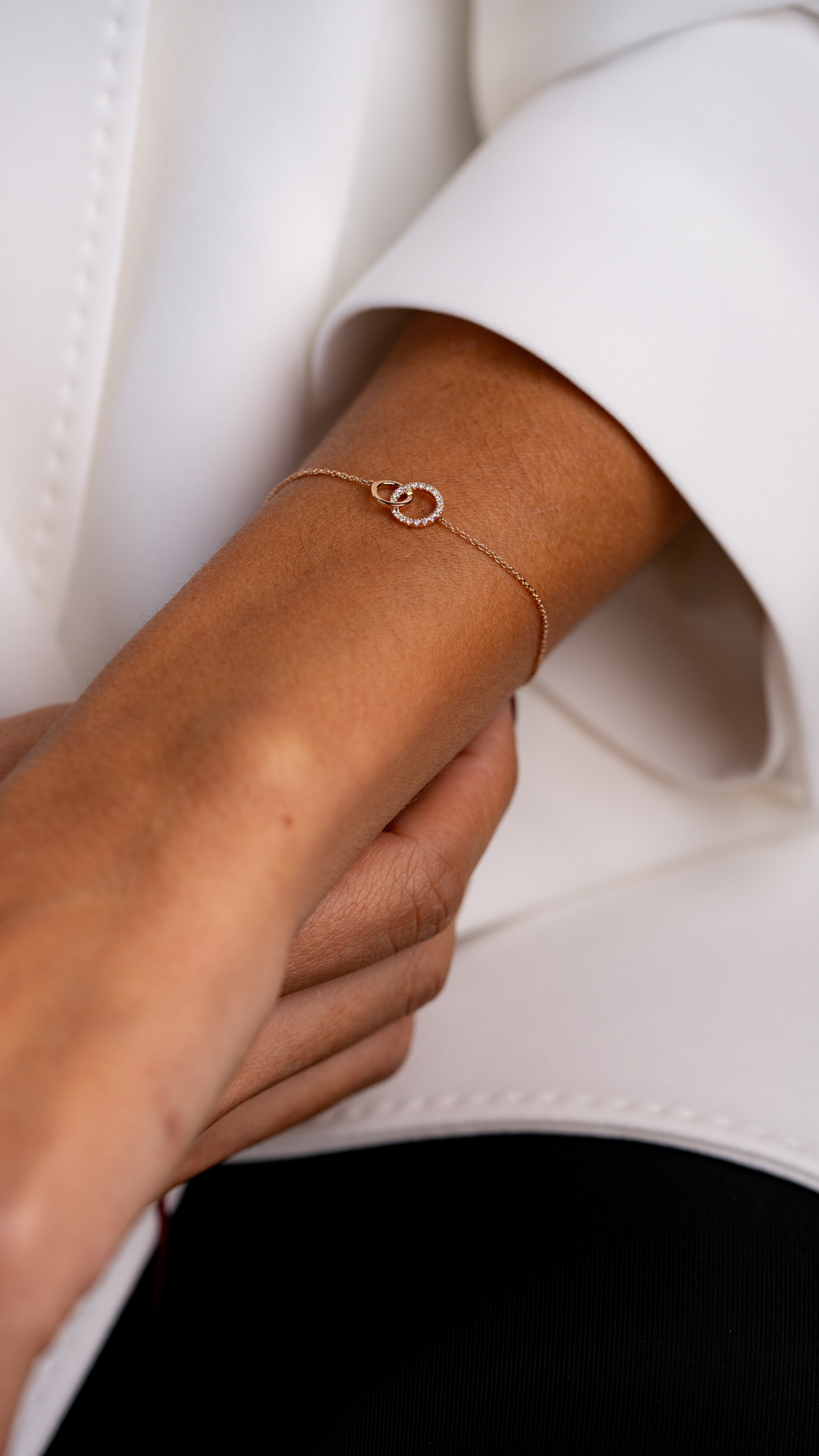 Bracelete em ouro rosa com dois arcos de diamantes