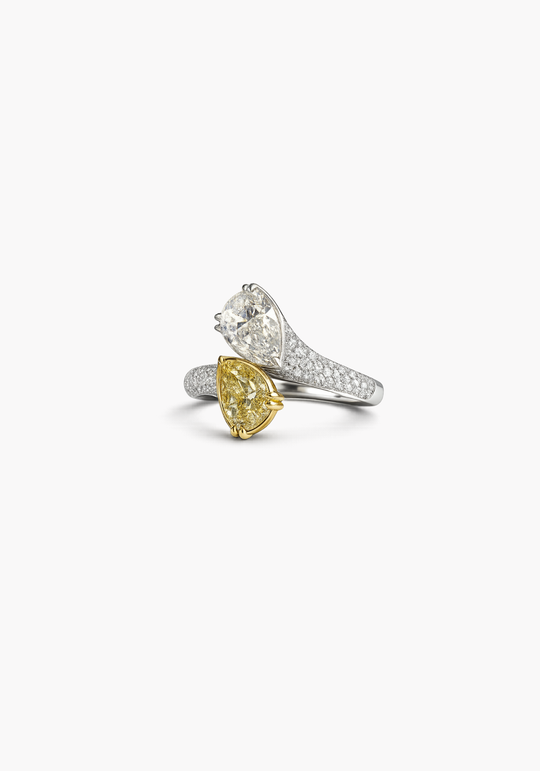 Anel em ouro branco com diamantes e diamante amarelo
